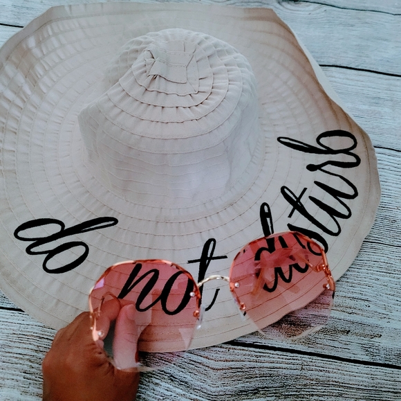 ✨️Pink Gradient Oversized Sunglasses ✨️ - Picture 2 of 3